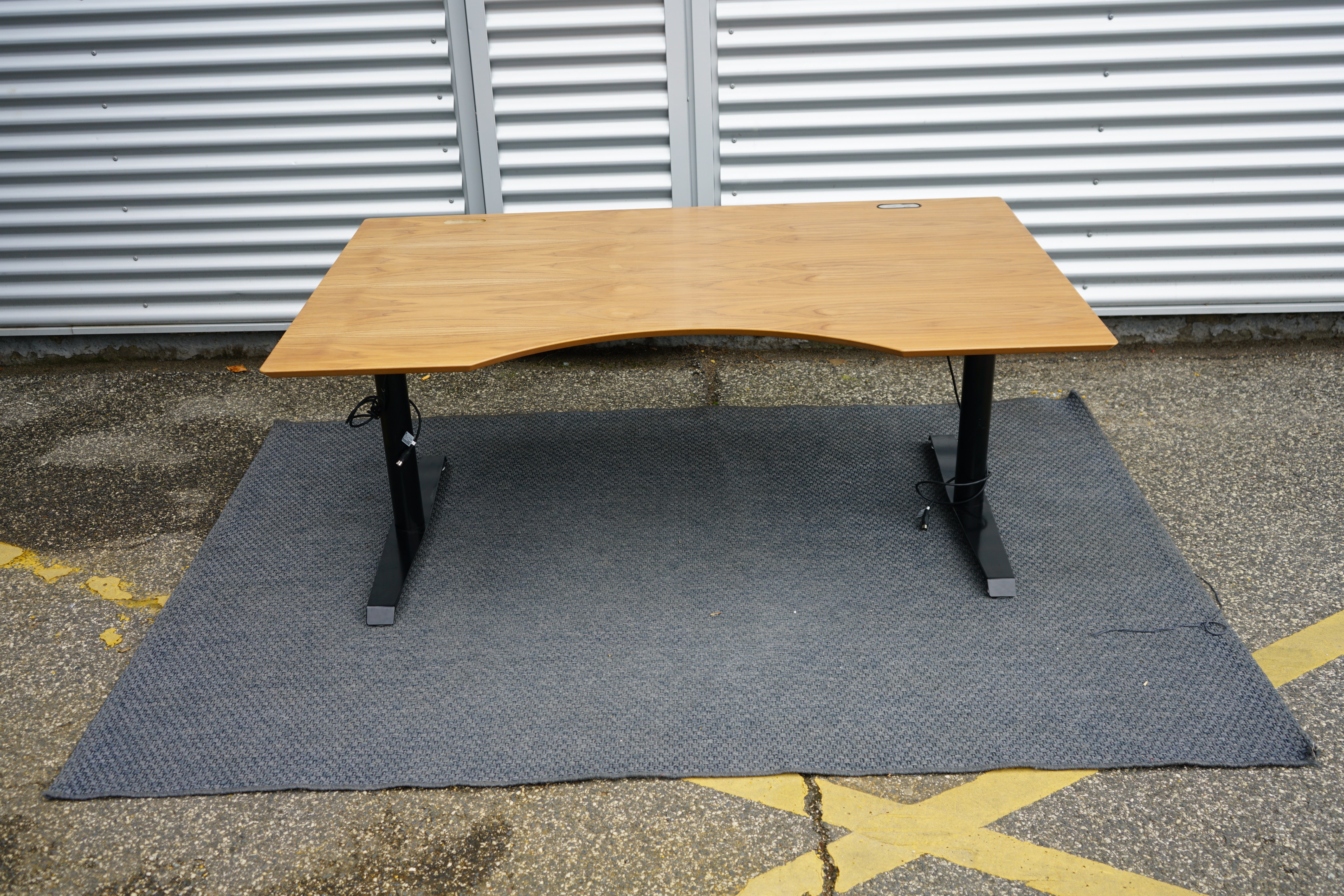 Dencon hæve-sænkebord i valnød finér set forfra – skrivebord 160x90 cm med mavebue